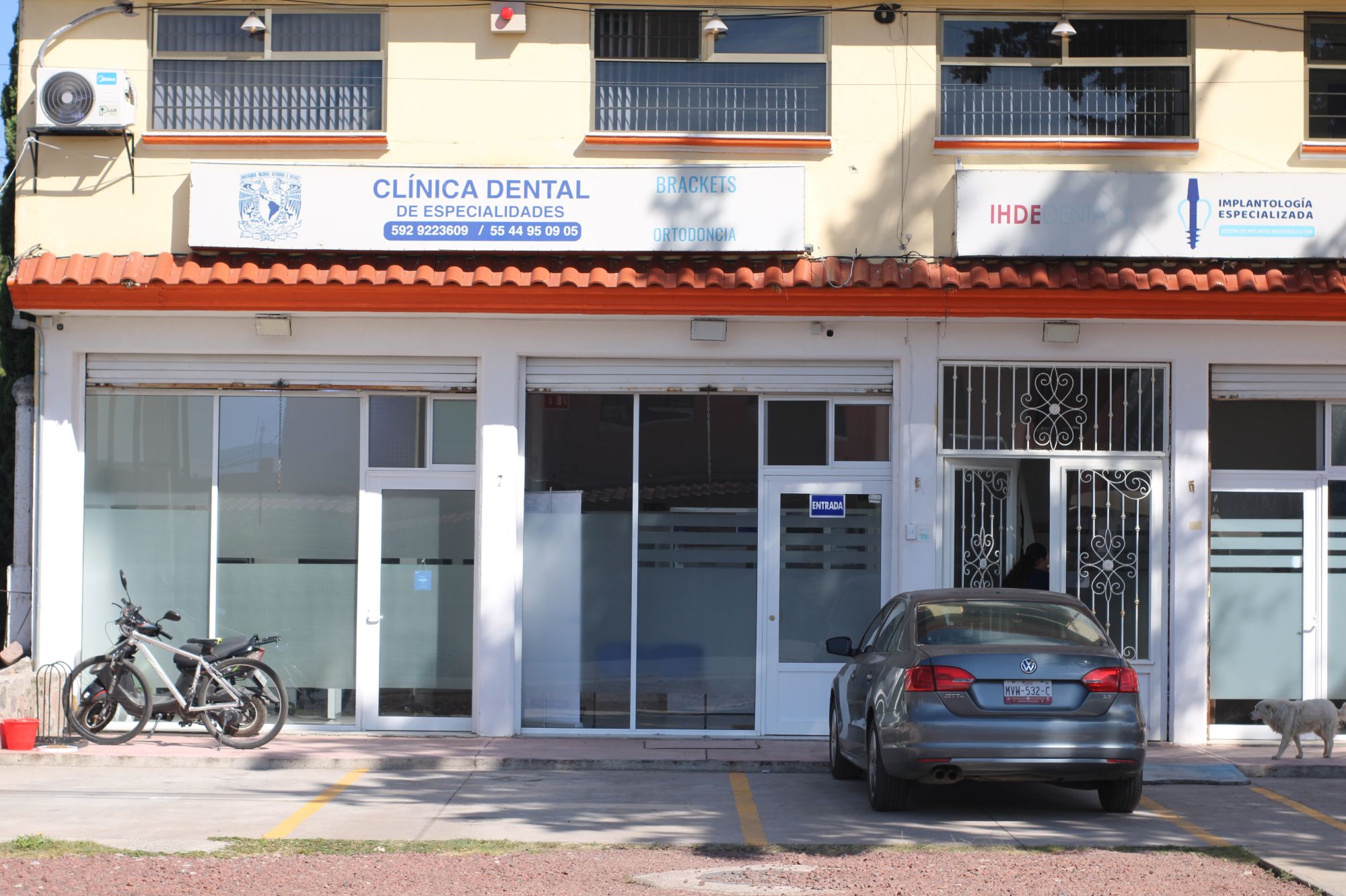Fachada de la clínica