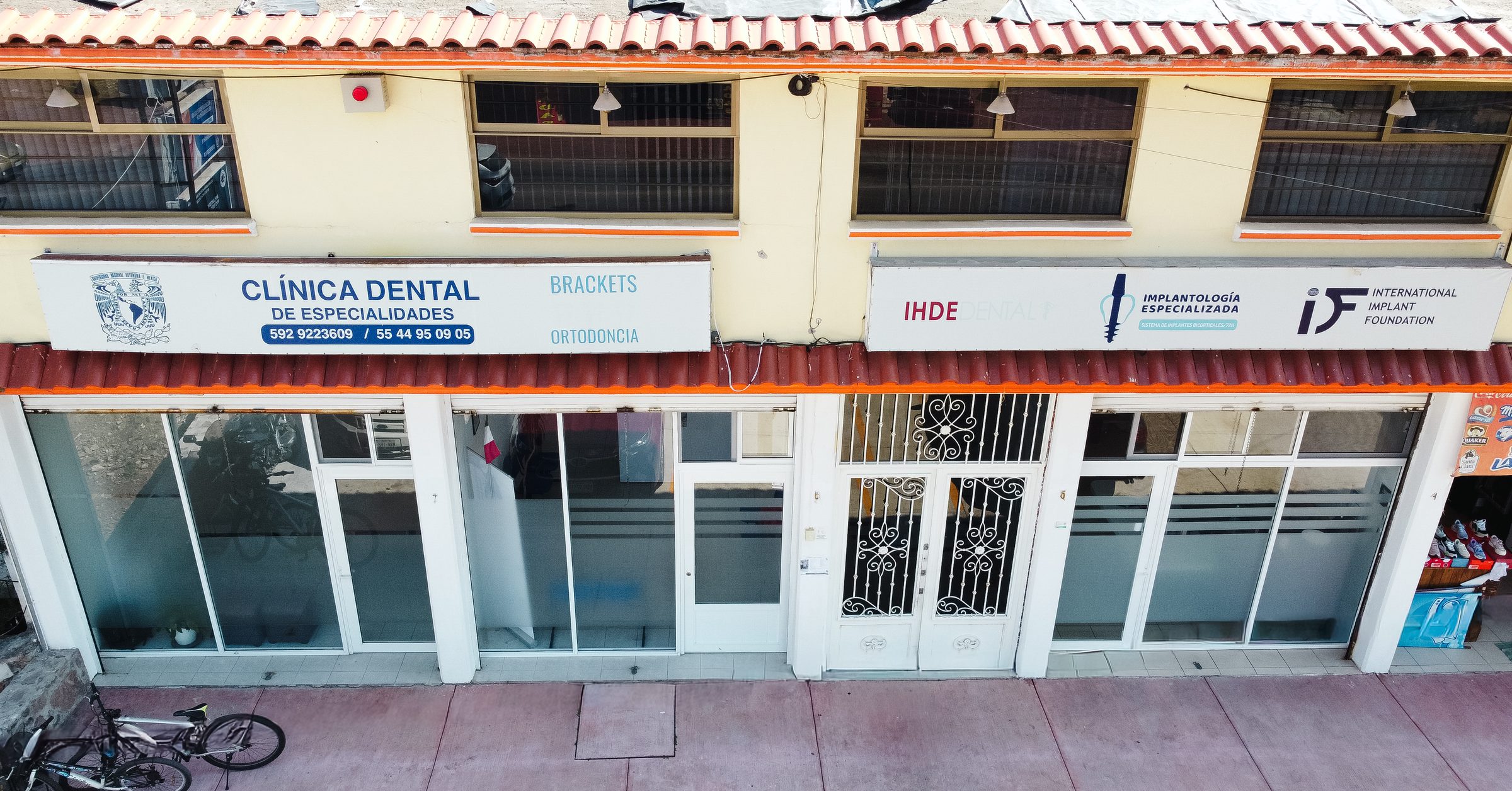 Fachada de la clínica